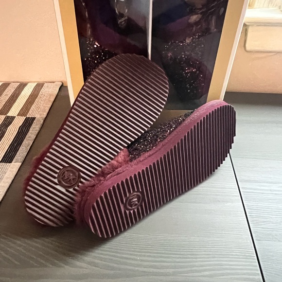 New in Box New Michael Kors Janice Slipper Merlot Burgundy Glitter
Size 5 - Picture 3 of 3